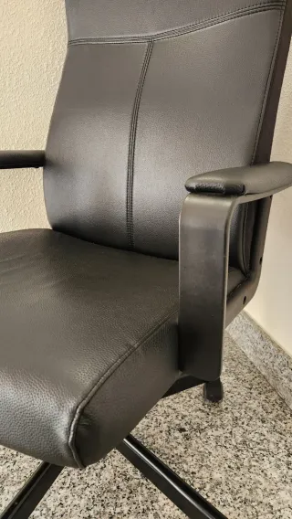Sillón de oficina negro