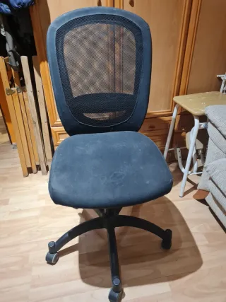 Silla de escritorio negra.