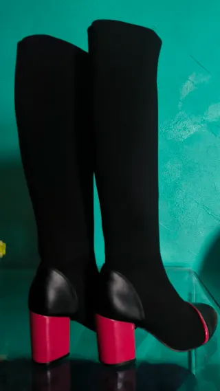 Botas altas negras y rojas