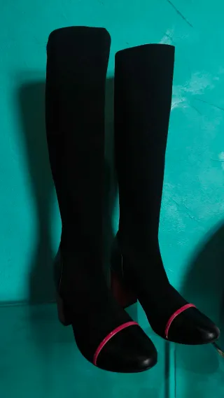 Botas altas negras y rojas