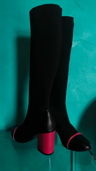 Botas altas negras y rojas