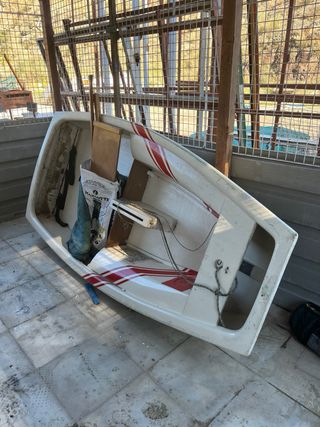 Barca de fibra con remos de madera