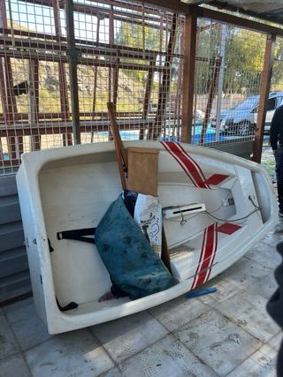 Barca de fibra con remos de madera