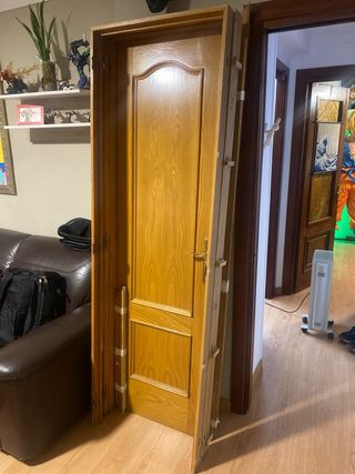 Puerta de madera maciza