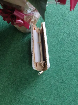 Bolso monedero beige y rojo