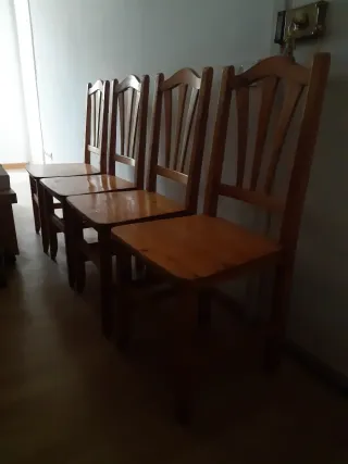 Taula fusta allargable i 4 cadires