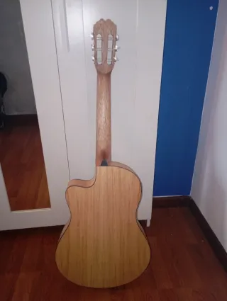 Guitarra Admira Lena amplificada muy cómoda
