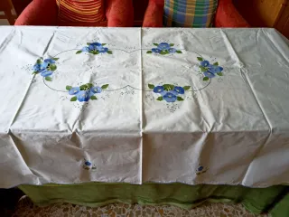 Mantel 8 servicios, bordados con apliques
