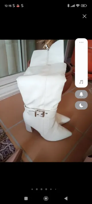 Botas altas blancas con hebilla
