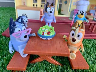 Casa Bluey con coche, piscina y muñecos