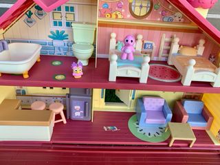 Casa Bluey con coche, piscina y muñecos