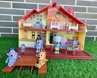 Casa Bluey con coche, piscina y muñecos