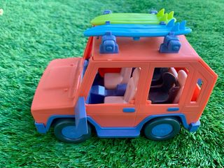 Casa Bluey con coche, piscina y muñecos