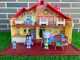 Casa Bluey con coche, piscina y muñecos