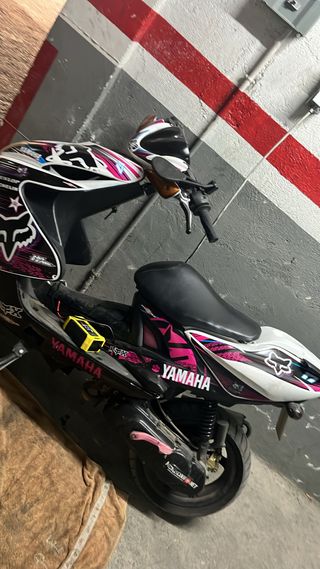 Moto Yamaha con diseño Fox