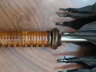 Paraguas antiguo negro con mango curvo