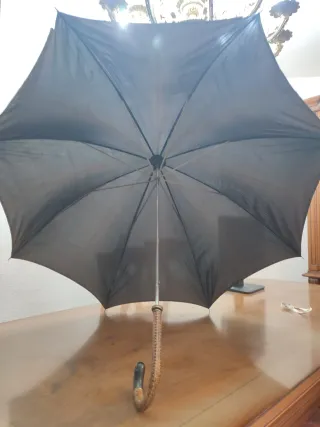 Paraguas antiguo negro con mango curvo