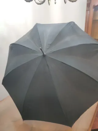Paraguas antiguo negro con mango curvo