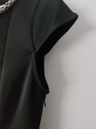 Vestido negro neopreno con pedrería.