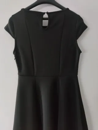 Vestido negro neopreno con pedrería.