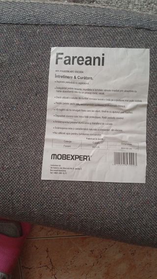 Alfombra de tela gris y marrón