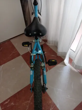 BICICLETA  DE 20 PULGADAS AZUL.