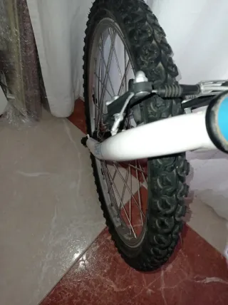 BICICLETA  DE 20 PULGADAS AZUL.