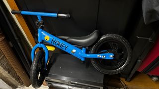 Bici sin pedales azul con abejas