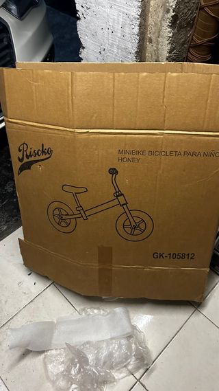 Bici sin pedales azul con abejas