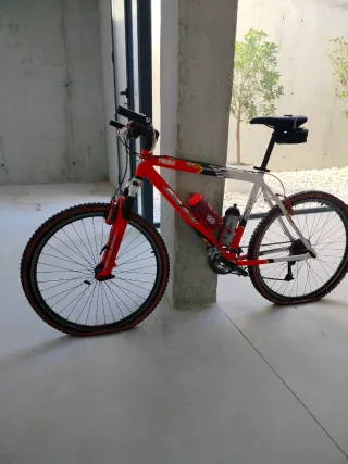 Bicicleta de Montaña Roja y Blanca
