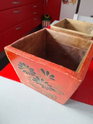 Caja de madera pintada a mano
