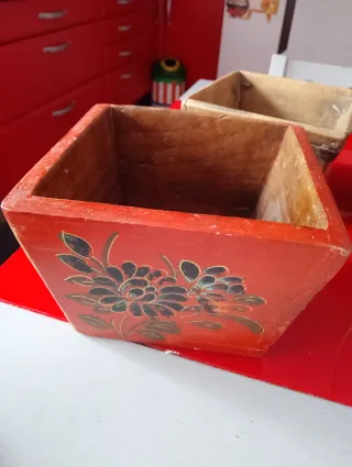 Caja de madera pintada a mano