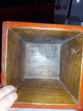 Caja de madera pintada a mano