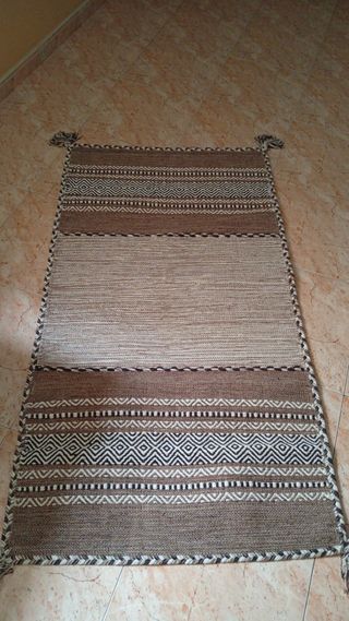 Alfombra tejida beige y marrón