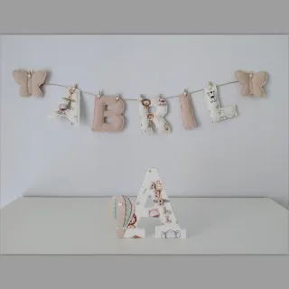 Inicial con nombre y guirnaldas decoración