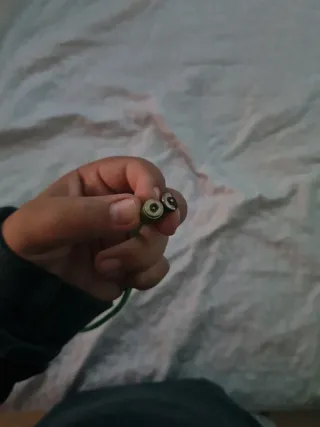 Cargador con iluminación de color verde y azul