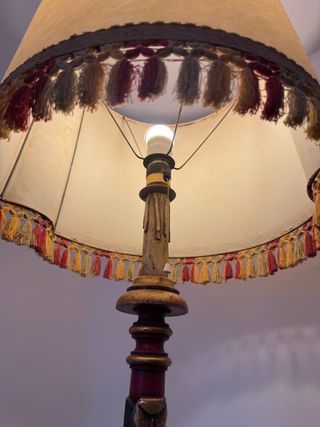 Lámpara de pie vintage madera tallada