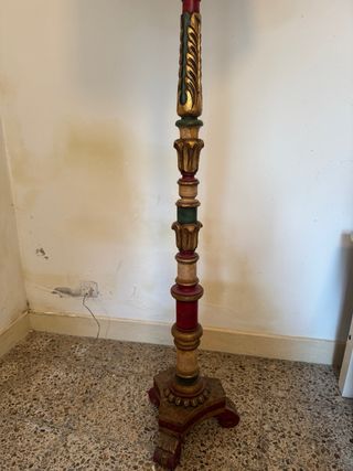 Lámpara de pie vintage madera tallada