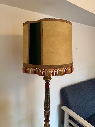 Lámpara de pie vintage madera tallada