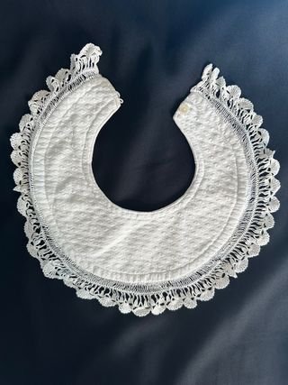 Babero antiguo de encaje