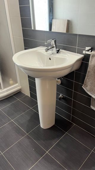 Lavabo de pie con grifo