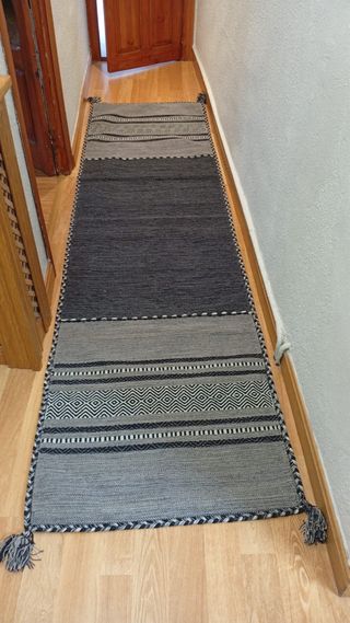 Alfombra de tela gris y negra