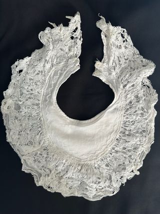 Babero antiguo de encaje