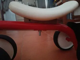 Bici de bebé roja y blanca