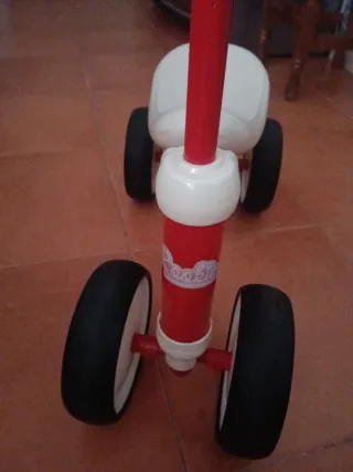 Bici de bebé roja y blanca