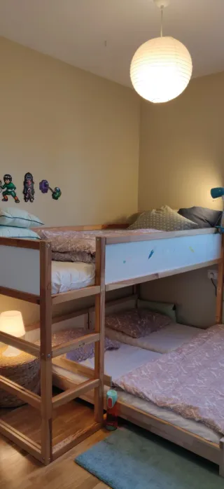 Dos camas infantiles Sniglar adaptadas para Kura