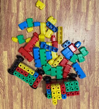 Bloques encajables infantiles con ruedas