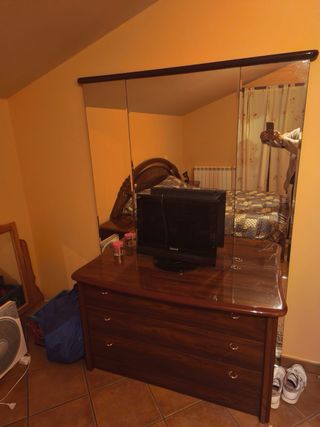 Habitación completa de madera oscura