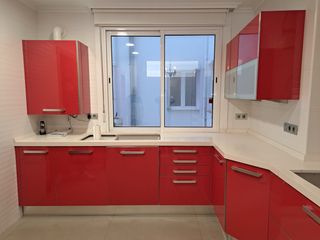 Muebles de cocina rojos y blancos