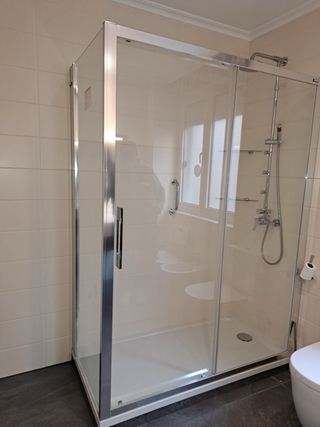 Muebles de cocina rojos y blancos